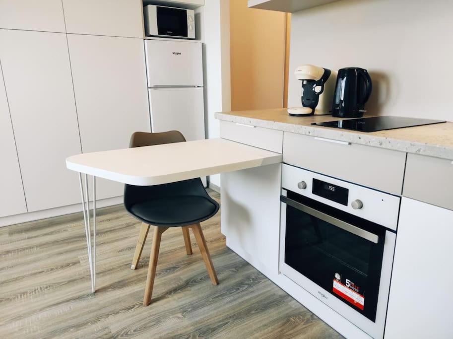 Airport Studio For Two, Free Parking, Airport View براتسيلافا المظهر الخارجي الصورة