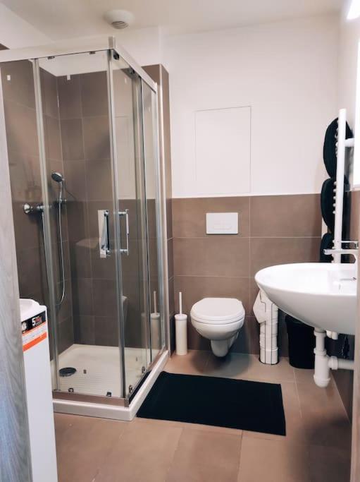 Airport Studio For Two, Free Parking, Airport View براتسيلافا المظهر الخارجي الصورة